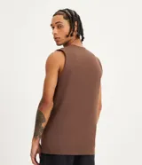 Musculosa básica para hombre de corte recto y cuello redondo, confeccionada en tejido de algodón. Presenta un diseño liso con un pequeño tag decorativo en el bajo.