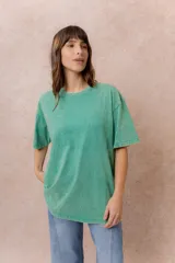 Remera de algodón con efecto lavado, de corte oversize, con cuello redondo y mangas cortas amplias.
