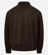 Campera masculina de estilo casual con cuello inglés, cierre frontal por cremallera, bolsillos laterales y ajuste elástico en el bajo. Presenta detalles de recortes en la parte superior delantera.