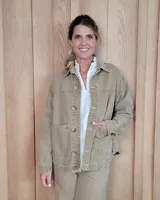 Sobrecamisa de denim con diseño de rayas verticales en tonos azules. Presenta cuello clásico, cierre frontal con botones y bolsillos delanteros de parche.