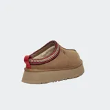 Zuecos UGG modelo Tazz de gamuza color marrón, con suela de plataforma alta y detalle de trenzado decorativo en el borde superior.
