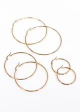 Set de aros tipo argolla dorados de acero quirúrgico hipoalergénico. El set incluye tres pares de aros de diferentes tamaños.