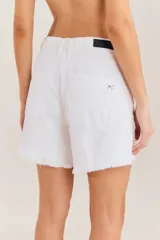 Short de denim negro de tiro alto, con roturas y flecos en el ruedo.