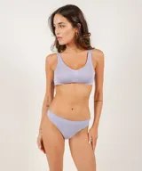 Soutien tipo top de microfibra sin costuras, con diseño de bretel ancho, sin aros y sin copas.