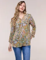 Blusa holgada de rayón con estampado de arabescos en tonos marrón, mostaza, rosado y celeste. Presenta escote en V con cuello mao, mangas tres cuartos y dobladillo asimétrico.