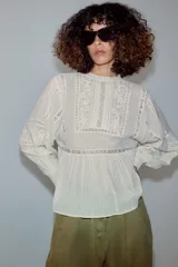 Camisa blanca de algodón de la ZW Collection con cuello redondo, manga larga abullonada terminada en puño y detalles de bordados a tono y entredoses.