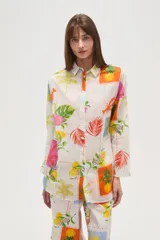 Camisa de algodón con estampado de motivos tropicales, corte holgado, con botones y cuello camisero.