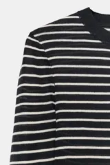 Jersey de punto con cuello redondo y manga larga, con diseño de rayas horizontales en color negro y blanco.
