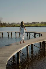 Vestido midi blanco con lunares negros, sin mangas y corte holgado.