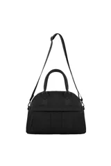 Cartera tipo bowling bag color negro, con asas superiores y correa ajustable para el hombro. Presenta un diseño acolchado con costuras verticales en la parte inferior y un bolsillo frontal con cierre.