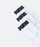 Pack de tres pares de medias deportivas Puma de caña corta, confeccionadas en tejido de algodón con textura. Incluye un par negro, uno blanco y uno gris, cada uno con el logo de la marca en el talón y el nombre en la parte superior.