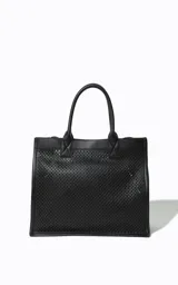 Cartera tipo tote de gran tamaño, color negro, con diseño estructurado y superficie perforada tipo mesh. Cuenta con doble asa de mano y cierre interno con cordón ajustable.