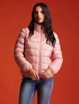 Campera puffer reversible color beige, marca Michael Kors. Un lado es liso y el otro estampado. Tiene cierre metálico central, bolsillos delanteros y bolsa autoportante.