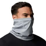 Cuello multifuncional Columbia en color gris, diseñado con tecnología de enfriamiento y protección solar. Presenta perforaciones láser en la zona de la nariz para mayor transpirabilidad y el logo de la marca estampado en el lateral.