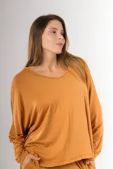 Remerón color camel de viscosa y algodón, de corte amplio y mangas largas.