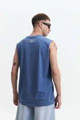 Musculosa de algodón, color azul, con corte oversize y escote redondo. Presenta un estampado gráfico en tonos oscuros con el texto "FOCUS ON YOURSELF".