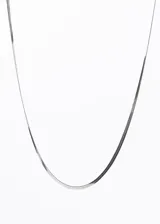 Cadena de acero quirúrgico plateado, tipo serpiente, de 2mm de ancho y 45cm de largo.