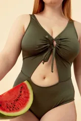 Malla enteriza color verde militar con escote en V y abertura en el abdomen, con lazo ajustable.