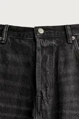 Jeans de corte recto en tono azul clásico con efecto lavado, tiro medio y diseño de cinco bolsillos con cierre frontal de botones.