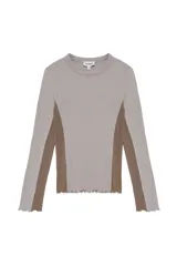 Remera de manga larga en tejido jersey, con diseño de bloques de color en tonos gris y marrón. Presenta un calce ajustado, cuello redondo y terminaciones con borde ondulado.