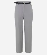Pantalón de sastrería gris claro, de corte recto y tiro medio, confeccionado en crepé de poliéster y elastano. Presenta cintura con pasadores, bolsillos traseros embutidos y cierre frontal.