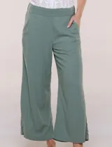 Pantalón crop de lino y rayón, con diseño wide leg de corte holgado, estampado tropical de hojas en tonos verde, azul y marrón sobre fondo blanco. Cuenta con pretina trasera elastizada y bolsillos delanteros.