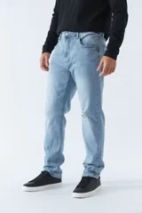 Jean celeste de corte recto, tiro medio, con logo bordado y presillas para cinturón.