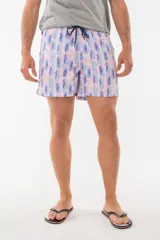 Short de baño azul con estampado de flamencos.
