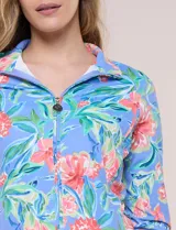 Campera liviana blanca de silueta entallada con protección solar UPF 50, cuello alto y cierre frontal completo. Cuenta con mangas largas y bolsillos laterales.