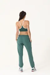 Pantalón de jogging verde con dos bolsillos laterales y uno trasero. Bordado con logo BASSET 1992.