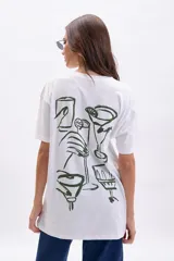 Remera oversize blanca de manga corta con estampado gráfico en verde oscuro en la espalda que representa varios tipos de vasos y copas de cóctel.