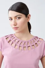 Remera negra de mangas cortas con cuello redondo calado.