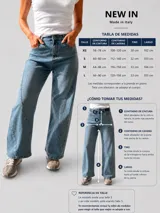 Jeans de denim azul claro con corte balloon fit, silueta amplia en las piernas y costuras curvas decorativas en el frente.