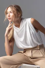 Top gris de satén con cuello drapeado y corte holgado.