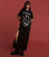 Remera negra de algodón con cuello redondo y manga corta. Presenta un estampado gráfico de la saga 'Twilight' con varios personajes y el texto 'I dream about being with you forever'.