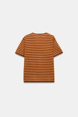 Top de punto de cuello redondo y manga corta, con diseño de rayas horizontales en tonos marrón y naranja.