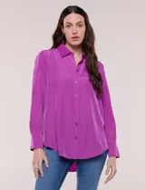 Camisa de satén blanca de la marca Floral & Ivy, con cuello con solapa, cierre frontal de botones, manga larga con puño ancho y bolsillo aplicado en el pecho.