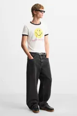 Zapato tipo náutico de cuero color marrón, con cordones, ojales metálicos laterales y suela de goma con volumen y relieve dentado.