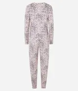 Conjunto de pijama de dos piezas, compuesto por una blusa de manga larga con cuello de pico y cierre de botones, y un pantalón largo con cintura elástica y puños ajustados. El conjunto es de color rosa con estampado de leopardo.
