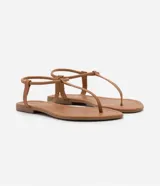 Sandalias planas minimalistas de marca Satinato, color tostado, con tiras finas en el empeine y cierre el&aacute;stico en el tal&oacute;n.