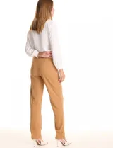 Pantalon sastrero de corte recto confeccionado en crepe, con diseño pull-on y apliques metálicos dorados en los laterales de la cintura. Presenta bolsillos laterales simulados y pinzas de entalle en la parte posterior.