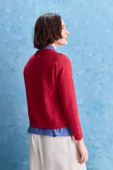 Cardigan de calce regular confeccionado en tejido de algodón y acrílico, color azul marino. Presenta cuello redondo, abertura frontal con botones y mangas largas con detalle de tejido en los hombros. Se completa con terminaciones acanaladas en puños y ruedo.