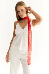 Corbatín de encaje rojo.