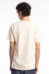 Remera de algodón color beige con estampado abstracto en azul marino y texto pequeño en el frente.