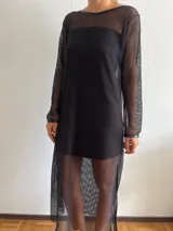 Vestido largo negro de red con mangas largas y cuello redondo. Incluye un vestido corto negro debajo.