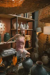 Minifalda negra de encaje con volados y cintura alta.