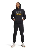 Pantalón de jogging Under Armour de la línea Project Rock, confeccionado en tejido polar suave. Presenta un diseño en color negro con puños elásticos en los tobillos y el logo de la colección bordado en color dorado en el muslo derecho.
