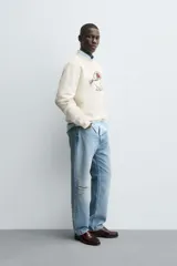 Sudadera de cuello redondo y manga larga con calce relajado. Presenta un bordado frontal de un conejo con flores y detalles en contraste, con terminaciones en rib en puños y ruedo.