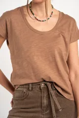 Remera de algodón peinado color marrón, con escote redondo y mangas cortas.