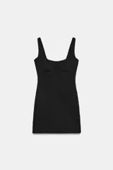 Vestido corto de tejido de punto elástico con escote redondo y tirantes anchos. Presenta costuras marcadas en el frente que simulan un estilo corset y cierre lateral con cremallera oculta.